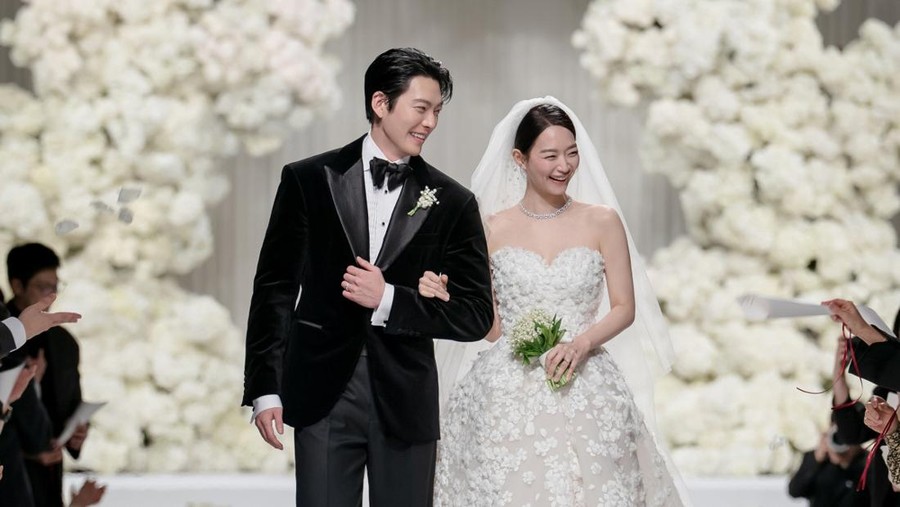 Momen Kim Woo Bin dan Shin Min Ah bersanding di pelaminan&period;