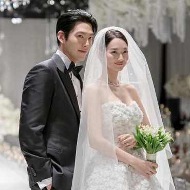 Terungkap Foto Bulan Madu Shin Min Ah dan Kim Woo Bin di Spanyol