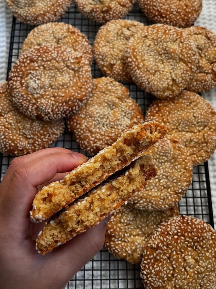 Kue wijen melambangkan kelimpahan dan rezeki berlipat. Sajian Tahun Baru ini dipercaya membawa peluang dan keberuntungan tanpa henti./Foto: Instagram/akanksha.bakes/