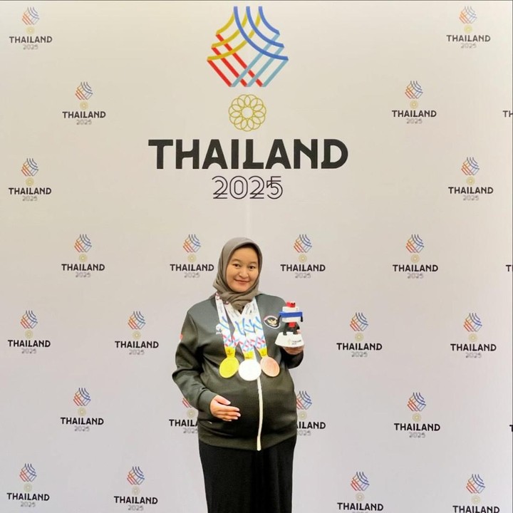 <p>International Master Catur, Medina Warda Aulia mengharumkan nama Indonesia di perhelatan SEA Games 2025 di Thailand. Atlet catur yang ini berhasil membawa pulang tiga medali emas. Kerennya lagi, saat ini Medina diketahui tengah hamil 30 minggu lho. (Foto: Instagram @medinawarda)</p>