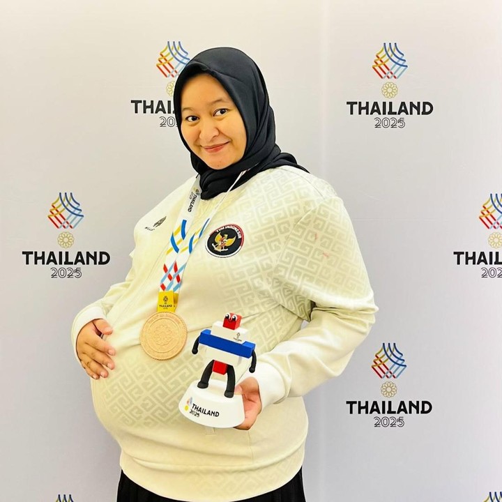 <p>Dilansir <em>CNN Indonesia,</em>&nbsp;Medina berhasil meraih emas untuk cabang olahraga catur rapid women quadruple. Ia meraih emas bersama atlet catur lainnya. Di antaranya ada nama Irena Kharisma Sukandar, Dewi Ardhiani Anastasia Citra, Chelsie Monica Sihite, dan Lasya Latifah.Foto: (Instagram @medinawarda)</p>