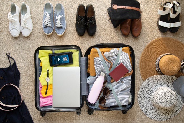 Menggunakan packing cubes. Organizer ini membantumu mengatur pakaian agar tetap rapi dan mudah ditemukan/Foto: Freepik.com