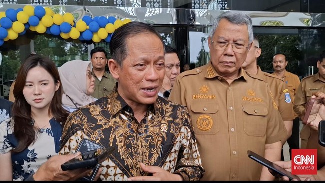 Menteri Lingkungan Hidup Hanif Faisol Nurofiq meminta Wali Kota Tangsel untuk mengoperasikan kembali TPA Cipeucang, mengatasi tumpukan sampah yang menggunung.