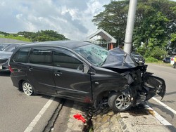 Mobil Ringsek Usai Tabrak Tiang Lampu di Soetta, 2 Orang Luka