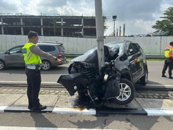 Detik-detik Mobil Tabrak Tiang Lampu di Soetta hingga Ringsek-2 Orang Luka