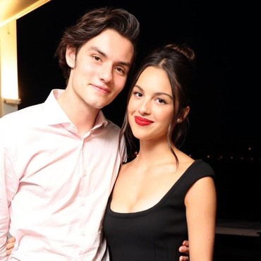 Dua Tahun Pacaran, Louis Partridge dan Olivia Rodrigo Dikabarkan Putus