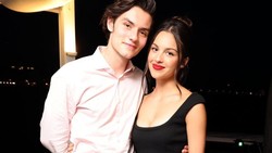 Dua Tahun Pacaran, Louis Partridge dan Olivia Rodrigo Dikabarkan Putus