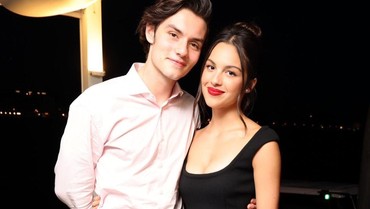 Dua Tahun Pacaran, Louis Partridge dan Olivia Rodrigo Dikabarkan Putus