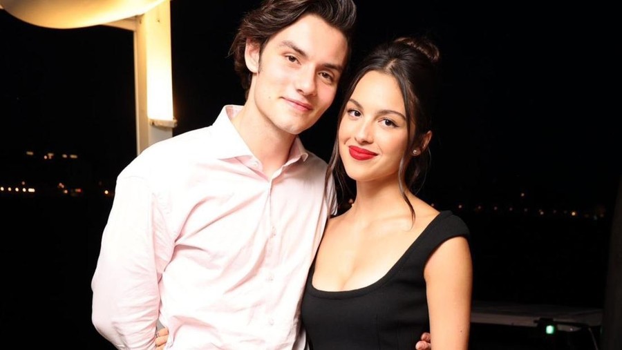 Olivia Rodrigo dan Louis Partridge
