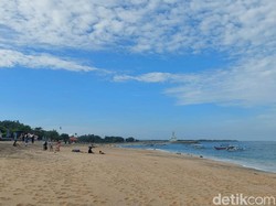 Video: Rileks dengan Suasana Hamparan Pasir Putih di Pantai Segara Samuh