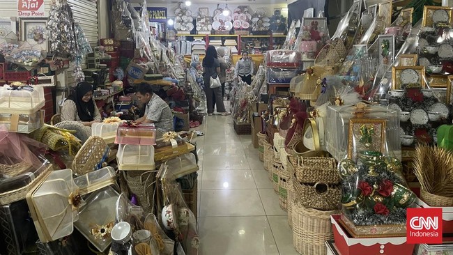Sejumlah pedagang parsel di pusat penjualan parcel Cikini Gold Center, Jakarta, mengeluhkan penjualan bingkisan cenderung merosot dibandingkan tahun lalu.