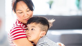 9 Kesalahan Orang Tua Penyebab Anak Manja Menurut Pakar