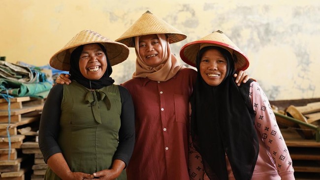 Dalam praktiknya, para ibu nasabah Mekaar didampingi untuk memahami pengelolaan keuangan sederhana, serta mengenali kebutuhan pasar yang terus berubah.