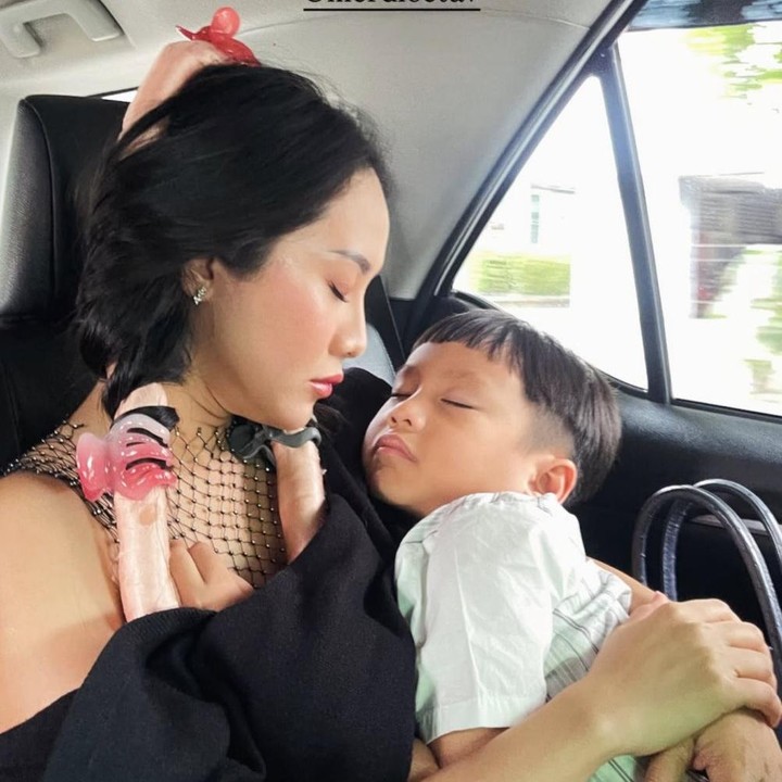 <p>Rama Sahetapy turut memberikan ucapan manis untuk sang istri, Merdianty Octavia, dalam rangka Hari Ibu. &ldquo;Selamat Hari Ibu untuk perempuan favoritku. Terima kasih sudah menjadi ibu yang luar biasa untuk Rafa dan Radif. Terima kasih atas cinta dan <em>support</em> yang selalu diberikan untukku. Aku mencintaimu selalu dan selamanya,&rdquo; tulis Rama, dikutip dari laman Instagram <em>@ramputs.&nbsp;</em>(Foto: Instagram @ramputs)</p>