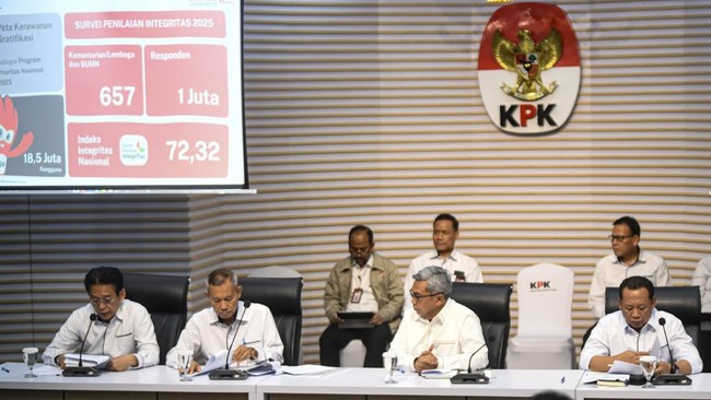 KPK mengubah aturan mengenai gratifikasi, di antaranya memberi hadiah pernikahan Rp1,5 juta tak wajib lapor.