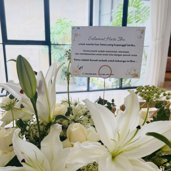 <p>Ririn Ekawati juga memamerkan kejutan yang diberikan sang suami, Ibnu Jamil, dalam perayaan Hari Ibu 2025. Sang artis mendapat sebuah buket bunga cantik berwarna putih yang dilengkapi dengan ucapan romantis. &ldquo;Selamat Hari Ibu untuk wanita luar biasa yang kupanggil istriku. Terima kasih sudah mencintai, merawat, dan membesarkan anak-anak kita dengan penuh cinta. Kamu adalah Rumah terbaik untuk keluarga ini Rins,&rdquo; tulis Ibnu, dikutip dari laman Instagram <em>@ririnekawati.&nbsp;</em>(Foto: Instagram @ririnekawati)</p>