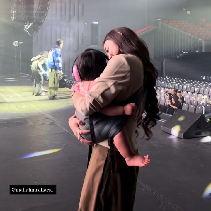 <p>Penyanyi Rizky Febian mengunggah foto sang istri, Mahalini Raharja, yang sedang menggendong putri semata wayang mereka, Zairee Selina Quinlyn Kareema Febian. Postingan ini dibuat untuk merayakan Hari Ibu yang jatuh setiap 22 Desember. Ia pun melengkapinya dengan ucapan manis. &ldquo;Selamat Hari Ibu. Ibu bener-bener ibu yang luar biasa,&rdquo; tulisnya, dikutip dari laman Instagram <em>@rizkyfbian,</em> Senin (22/12/2025). (Foto: Instagram @rizkyfbian)</p>