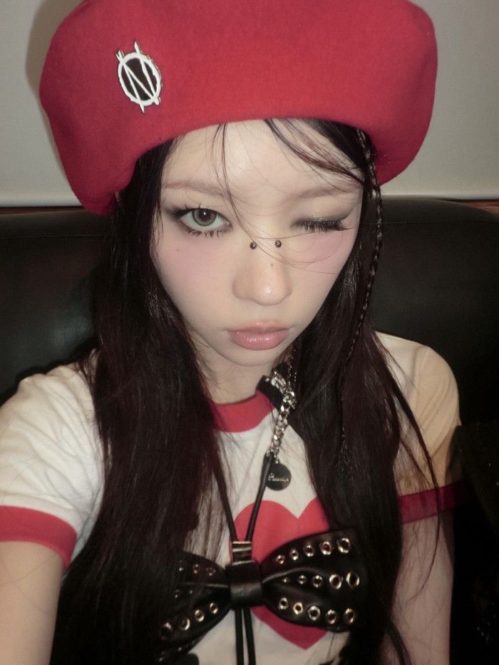 Sejak debut bersama girl group jebolan survival show Korea Selatan bertajuk &lsquo;R U Next?&rsquo; itu tahun lalu, penampilan Moka selalu konsisten, yakni dengan tampil manis dan feminim, menyesuaikan konsep yang diusung ILLIT. / Foto: x.com/ILLIT_twt