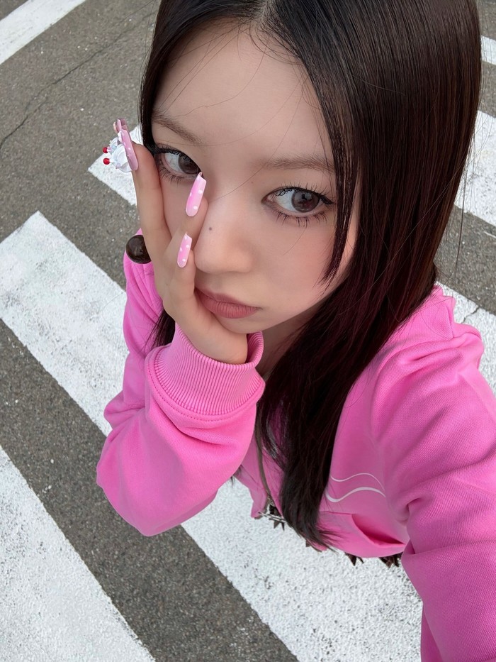 Selain itu, title track single album pertama ILLIT berjudul &lsquo;NOT CUTE ANYMORE&rsquo; yang dirilis pada 24 November 2025 lalu terus menanjak di tangga lagu Korea Selatan berkat trend TikTok populer menggunakan versi sped-up lagu satu ini. / Foto: x.com/ILLIT_twt