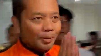 Jadi Tahanan KPK, Kasi Datun Kejari HSU Diborgol-Pakai Rompi Oranye