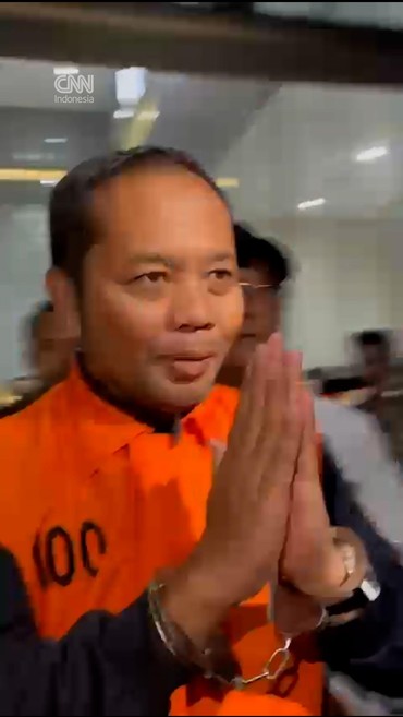 Jadi Tahanan KPK, Kasi Datun Kejari HSU Diborgol-Pakai Rompi Oranye