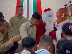 Gibran Bawa Sinterklas Saat Kunjungi Perayaan Natal di Gereja Gunungsitoli