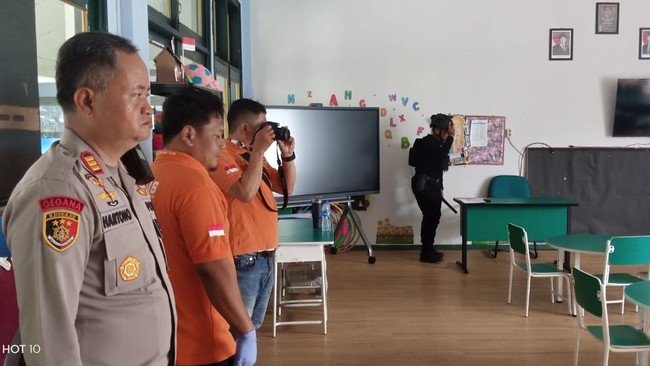 Sepuluh sekolah di Depok menerima ancaman teror bom melalui email. Tim Jibom dan Gegana dikerahkan untuk melakukan penyisiran.