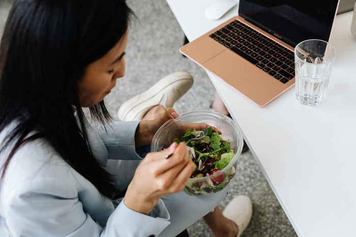 menambahkan bayam ke dalam menu diet bisa sangat bermanfaat. Sayuran hijau ini membantu menurunkan berat badan karena sangat rendah kalori, namun tinggi nutrisi.
