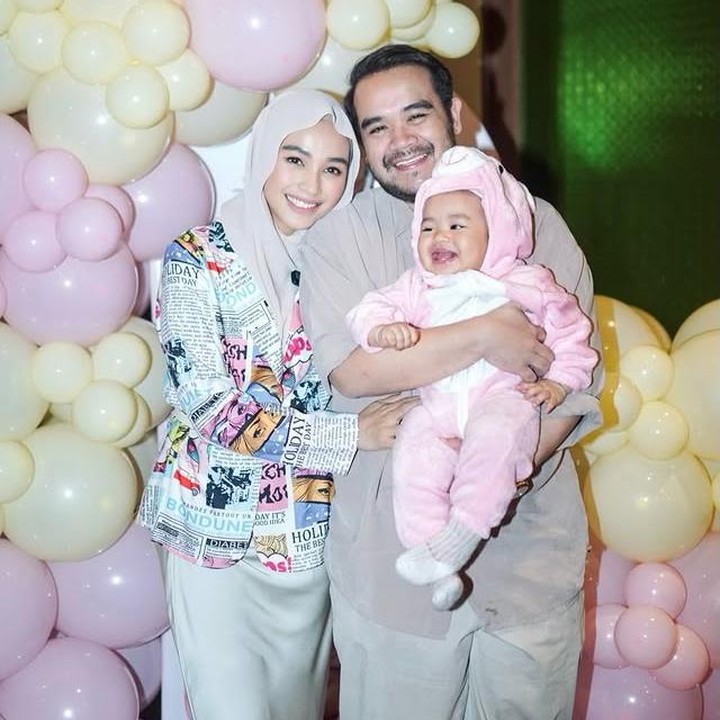 <p>Si bungsu, Aghnia Amira Jiwa, lahir pada 20 Desember 2024. Belum lama ini, Si Kecil yang akrab disapa Aghnia ini baru saja merayakan ulang tahun pertamanya, Bunda. "Selamat ulang tahun yang pertama Aghnia Amira Jiwa. Semoga Allah memberikan kekayaan jiwa seperti arti namamu, kekayaan hati, kekayaan kesihatan, rezeki dan segalanya. Semoga Allah memberikan berkah dalam kehidupanmu dan dikelilingi mereka yang menyayangimu. Amin Ya Allah. Mashallah tabarakallah," tulis Tya Arifin melalui unggahannya di Instagram. (Foto: Instagram @tyaarifinnw)</p>