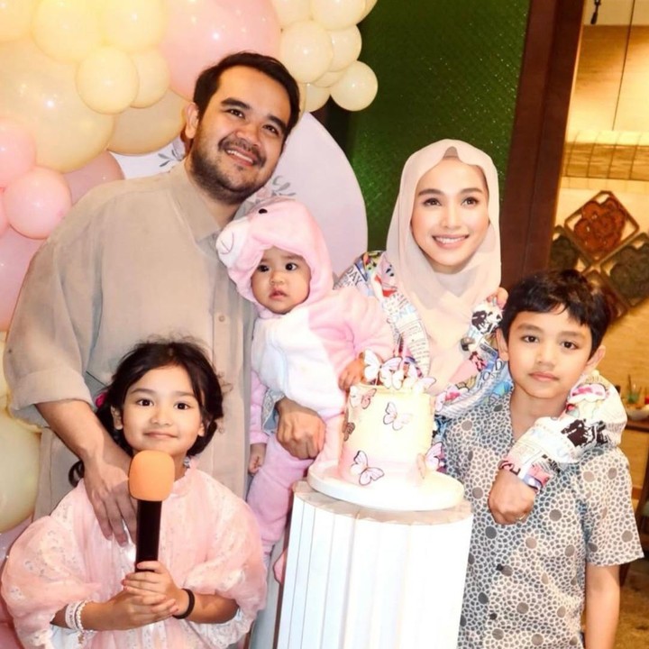 <p>Aktris Tya Arifin resmi menikah dengan anak sambung Siti Nurhaliza sekaligus pengusaha asal Malaysia, Asyraf Khalid, pada tahun 2015. Selama sepuluh tahun membangun rumah tangga, pasangan ini kini telah dikaruniai tiga orang anak, Bunda. Mereka adalah Arif Jiwa, Azzahra Jiwa, dan Aghnia Amira Jiwa. (Foto: Instagram @tyaarifinnw)</p>