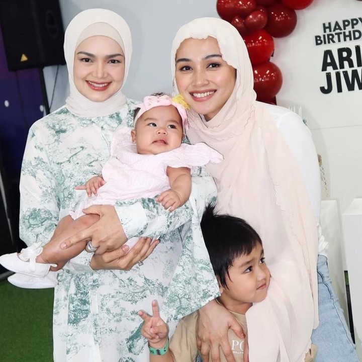 <p>Dalam kesempatan lainnya, Siti Nurhaliza juga sempat mendatangi perayaan ulang tahun anak pertama Tya Arifin, Arif Jiwa, beberapa waktu lalu. Pada momen spesial tersebut, sang nenek tampak menggendong <em>Baby</em> Aghnia yang saat itu usianya baru menginjak lima bulan, Bunda. (Foto: Instagram @tyaarifinnw)</p>