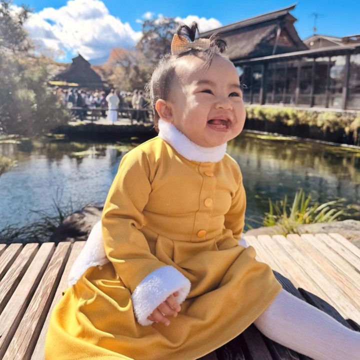 <p>Di usianya yang sudah menginjak satu tahun, Aghnia kini semakin aktif dan kerap tampil ceria setiap kali potretnya dibagikan di Instagram. Seperti pada potretnya ini, Si Kecil terlihat sangat menikmati momen liburannya dengan menunjukkan ekspresi yang tampak begitu ceria, Bunda. (Foto: Instagram @tyaarifinnw)</p>