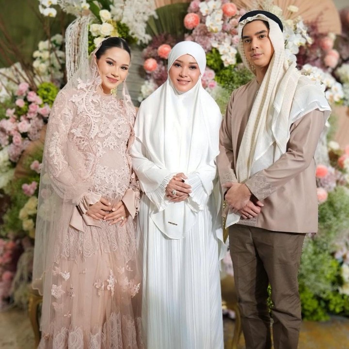 <p>Artis Alyssa Daguise dan suaminya Al Ghazasli baru saja menggelar acara pengajian empat bulan kehamilan pertamanya, Bunda. Acara yang digelar pada Senin, 22 Desember 2025, ini dilangsungkan secara tertutup dan hanya dihadiri keluarga serta kerabat dekat. (Foto: Instagram @alghazali7)</p>
