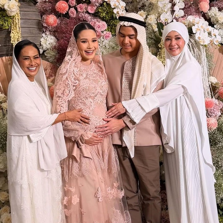 <p>Foto acara tasyakuran empat bulan kehamilan juga dibagikan ibunda Alyssa, Risa Dewi. Bunda tiga anak ini mem-<em>posting</em> foto bersama sang putri, menantu, dan besannya Maia Estianty. Risa Dewi menuliskan ucapan menyentuh untuk sang putri yang melangsungkan acara tasyakuran tepat di Hari Ibu. "<em>The proudest mommies on earth</em>! Selamat Hari Ibu!" tulisnya. (Foto: Instagram @risa_dewi)</p>