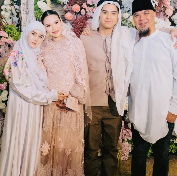 <p>Momen acara tasyakuran pengajian empat bulan kehamilan Alyssa ini dibagikan keluarga. Salah satunya adalah ayah metua Alyssa, yakni Ahmad Dhani. Melalui unggahan di Instagram, Ahmad Dhani mengunggah fotonya saat berpose dengan sang putra dan menantunya yang sebentar lagi menjadi ibu. (Foto: Instagram @ahmaddhaniofficial)</p>