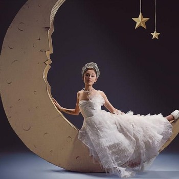 Tampil Bak Princess, Ariana Grande Kenakan Tiara Karya Desainer Indonesia untuk Pemotretan SNL