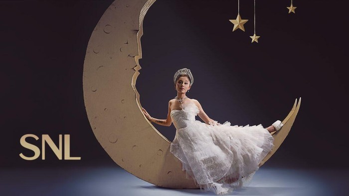 Tampil Bak Princess, Ariana Grande Kenakan Tiara Karya Desainer Indonesia untuk Pemotretan SNL