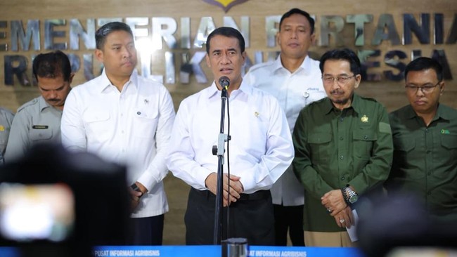 Menteri Pertanian, Andi Amran Sulaiman, memastikan stabilitas harga pangan menjelang Nataru, imbau pelaku usaha patuhi HET dan awasi harga pangan.