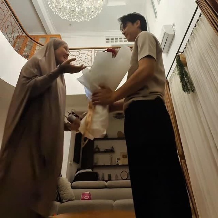 <p>Aktor Rey Mbayang juga memberikan kejutan di Hari Ibu untuk istrinya Dinda Hauw. Pria 27 tahun ini memberikan bucket bunga yang membuat Dinda begitu bahagia. "Dalam segala kurangku, akan tetap kuberikan yang terbaik hanya untukmu," tulis Rey. (Foto: Instagram @rey_mbayang)</p>