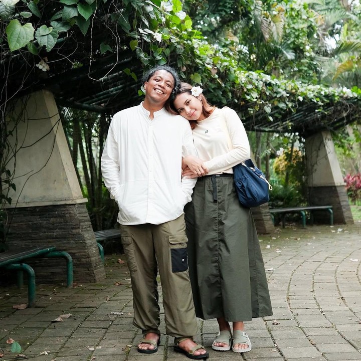 <p>Aktor Arie Kriting memberikan kejutan spesial di Hari Ibu untuk Indah Permatasari. Ayah satu anak ini memberikan hadiah sepatu olahraga untuk istrinya. Indah terlihat begitu bahagia saat mendapatkan hadiah kejutan tersebut. "Selamat Hari Ibu ya Nona @indahpermatas. Bahagia dan sehat-sehat selalu ya kamu. Sayang selalu dari Naka dan Pak RT ini," tulisnya di Instagram. (Foto: Instagram @arie_kriting)</p>