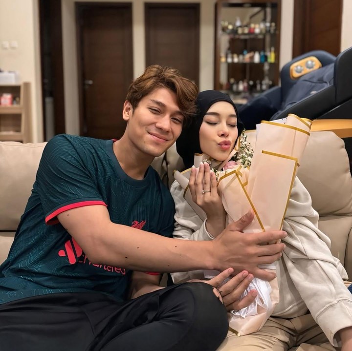 <p>Aktor Rizky Billar mengunggah potret bersama ibunda dan istrinya Lesti Billar. Pria 30 tahun ini menulis ucapan singkat dan penuh makna untuk dua orang spesial di hidupnya tersebut. "Selamat Hari ibu untuk semua ibu hebat di Alam semesta ini," tulisnya. Secara khusus, Rizky Billar memberikan hadiah cincin dan <em>bucket</em> bunga untuk istrinya Lesti untuk merayakan Hari Ibu. "<em>MasyaAllahTabarakallah</em> terimakasih papa @rizkybillar," kata Lesti dalam unggahan bersama sang suami. (Foto: Instagram @lestikejora/ @rizkybillar)</p>