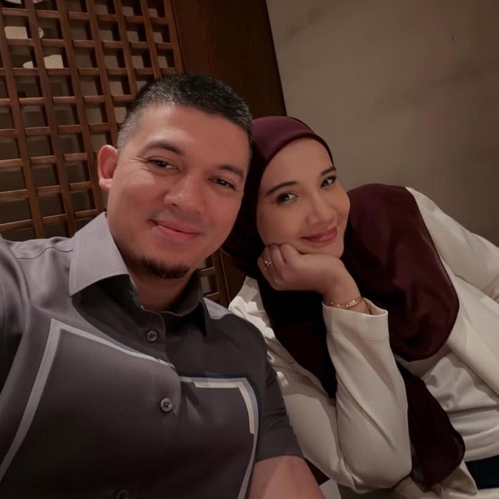 <p>Irwansyah menjadi salah satu ayah artis yang memberikan kejutan untuk istrinya Zaskia Sungkar di Hari Ibu. Ayah dua anak ini merayakan Hari Ibu dengan makan malam romantis bersama sang istri. Dala unggahan di Instagram, Irwanyah menuliskan ucapan romantis untuk Zaskia Sungkar. "Teruntuk ibu dari anaku yg selalu memberikan kebahagiaan di atap yg penuh dengan proses kehidupan ini, terima kasih buat kasih sayangnya untuk aku dan anak2, sabar kamu membuat kami terus merindukan pelukanmu, semoga ami sehat selalu dan Allah selalu memberikan berkah dan rahmatnya juga kesehatan buat ami.<br />Aku, ukka, humma dan si kecil yg masih di dalam perut sayang sm kamu," tulisnya. (Foto: Instagram @irwansyah_15)</p>