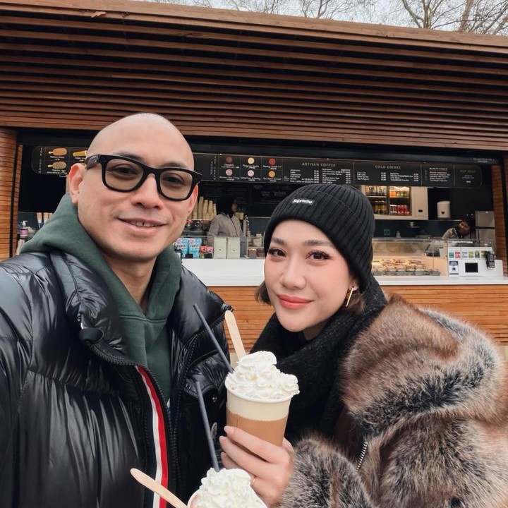 <p>Suami penyanyi Bunga Citra Lestari (BCL), Tiko Aryawardhana, mengunggah foto sang istri untuk menuliskan ucapan romantis di Hari Ibu. Tiko memberikan pujian untuk BCL karena sudah menjadi ibu terbaik di tengah kesibukan bekerja. "Selamat hari ibu sayang @itsmebcl. <em>I&rsquo;m so proud of how you always manage to be an amazing mom despite your busy schedule. I hope you know how incredible you truly are</em>. (Aku sangat bangga padamu karena kamu selalu berhasil menjadi ibu yang luar biasa meskipun jadwalmu sangat padat. Kuharap kamu tahu betapa luar biasanya dirimu sebenarnya)," ungkap Tiko. Ucapan dari Tiko ini dibalas singkat oleh BCL. "Thank u sayang," kata sang penyanyi. (Foto: Instagram @itsmebcl/ @tikoaryawardhana)</p>