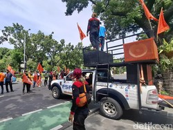 Buruh Demo di Depan Balkot Jakarta Jelang Pengumuman UMP 2026