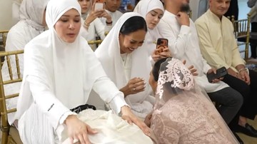 Update Informasi Selebriti InsertLive : Detik-detik Al Ghazali Lewati Mulan Jameela Saat Sungkem di Acara Gender Reveal