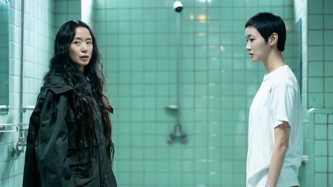 Sinopsis The Price of Confession tentang seorang ibu bertemu perempuan misterius setelah ia dituduh membunuh suaminya sendiri.