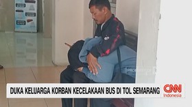 VIDEO: Duka Keluarga Korban Kecelakaan Bus di Tol Semarang