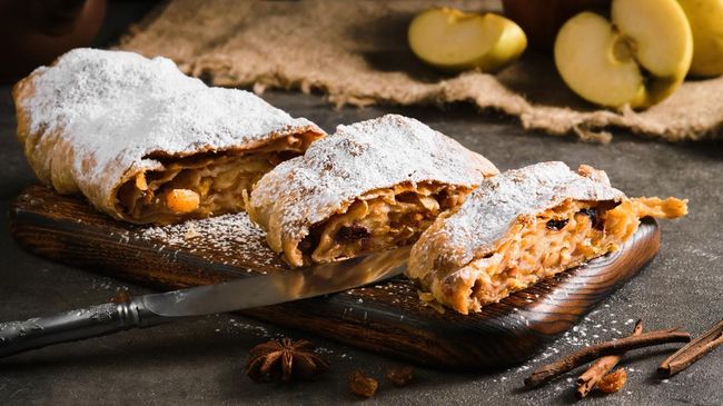 Banyak sekali pilihan buah tangan yang bisa dibawa pulang sebagai kenangan manis dari kota ini. Berikut oleh-oleh khas Malang untuk keluarga dan kerabat.