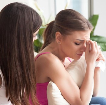 6 Kalimat Ini Tidak Boleh Diucapkan ke Teman yang Baru Putus Cinta