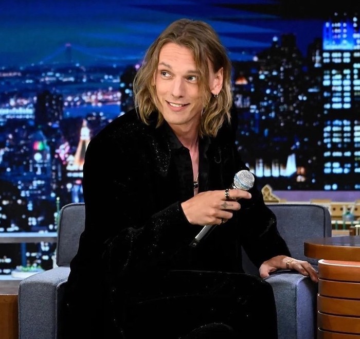 Jamie Campbell Bower juga dikenal sebagai musisi. Ia adalah vokalis band utama dan gitaris band rock Counterfeit/Foto: instagram.com/bowerjamie